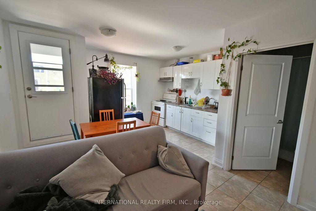 1262 Bloor Street W 2a, Toronto W02