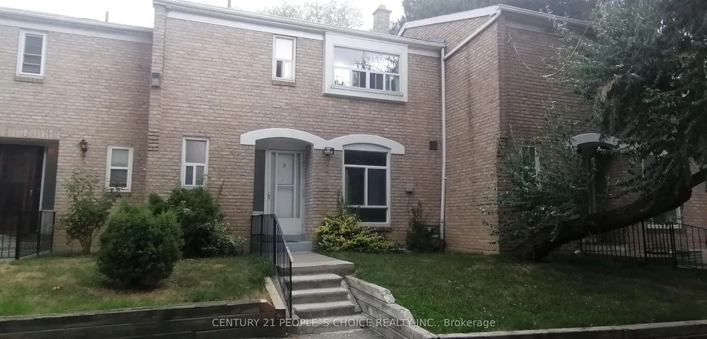 17 Gosford Boulevard 9, Toronto W05