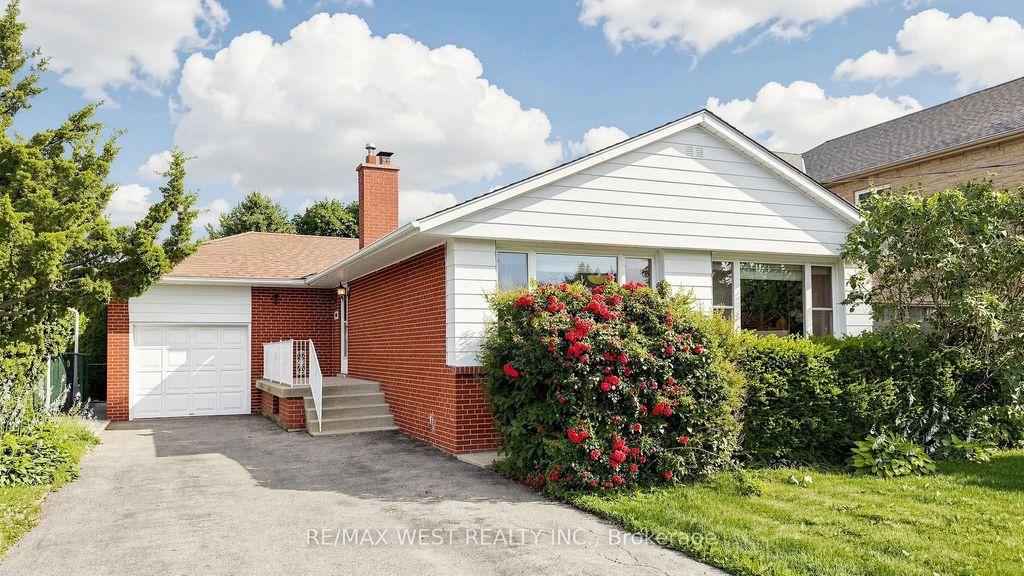 32 Allonsius Drive, Toronto W08