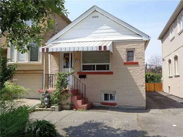 970 Briar Hill Avenue, Toronto W04