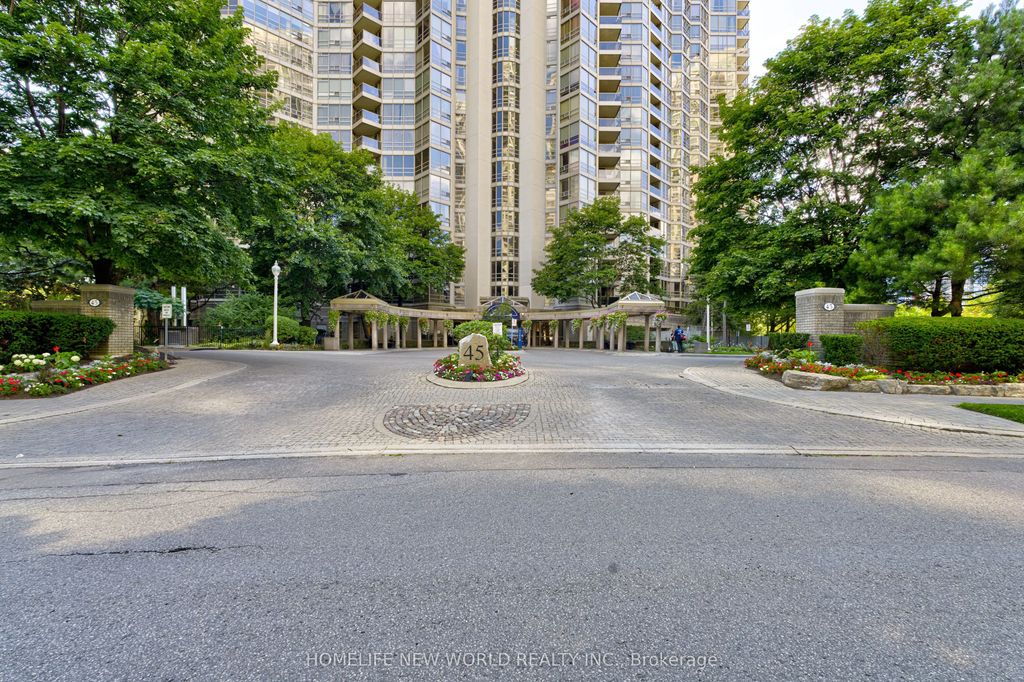 45 Kingsbridge Garden Circle 2704, Mississauga