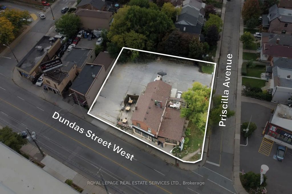 3513 Dundas Street W, Toronto W02