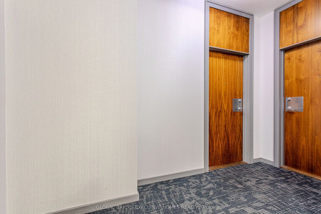 33 Elm Drive W #202, Mississauga