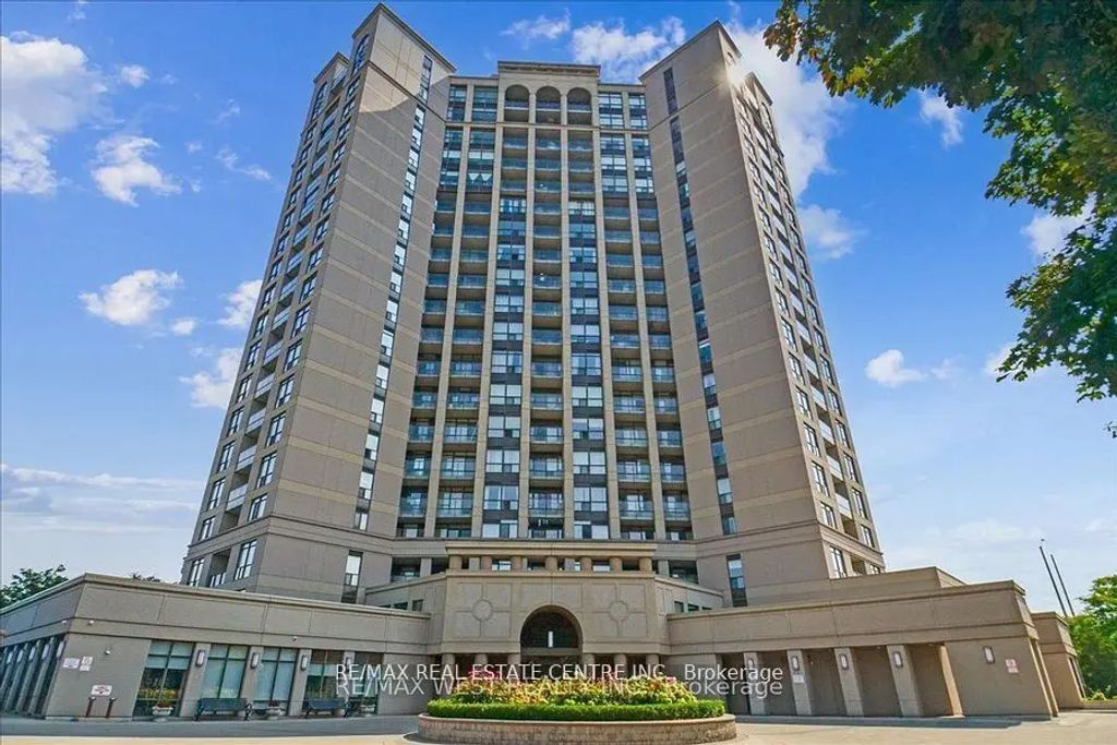 220 Forum Drive Th#111, Mississauga