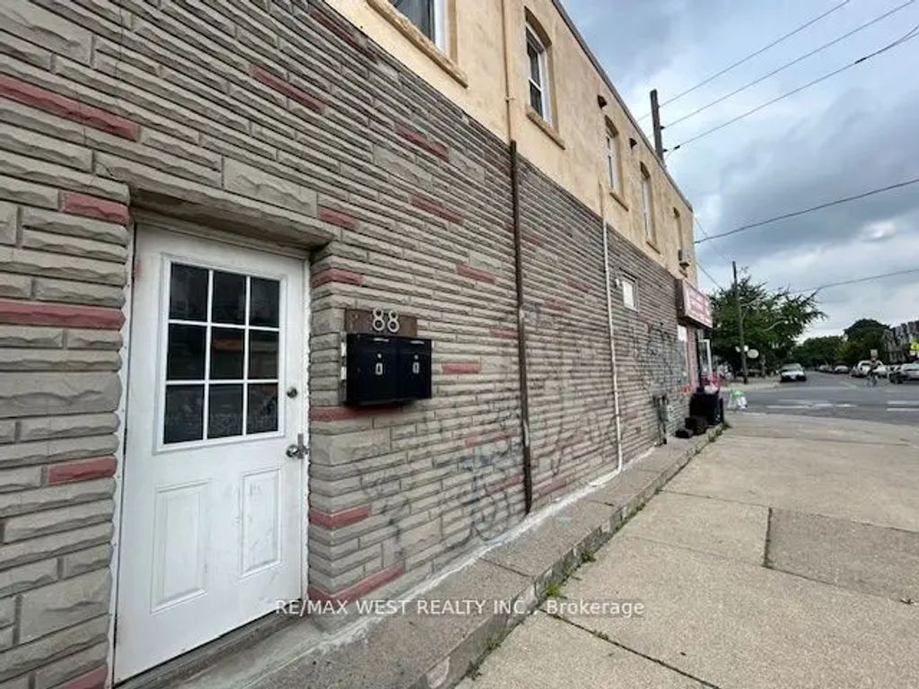 88 Uxbridge Avenue A, Toronto W03