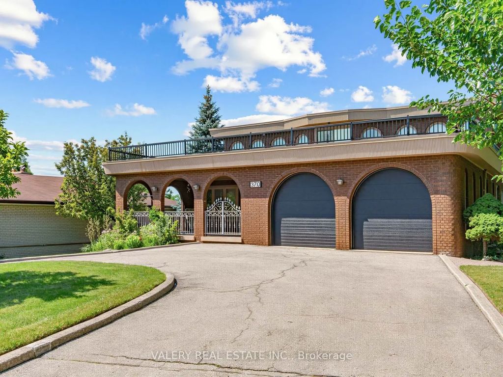 370 Maple Leaf Drive, Toronto W04
