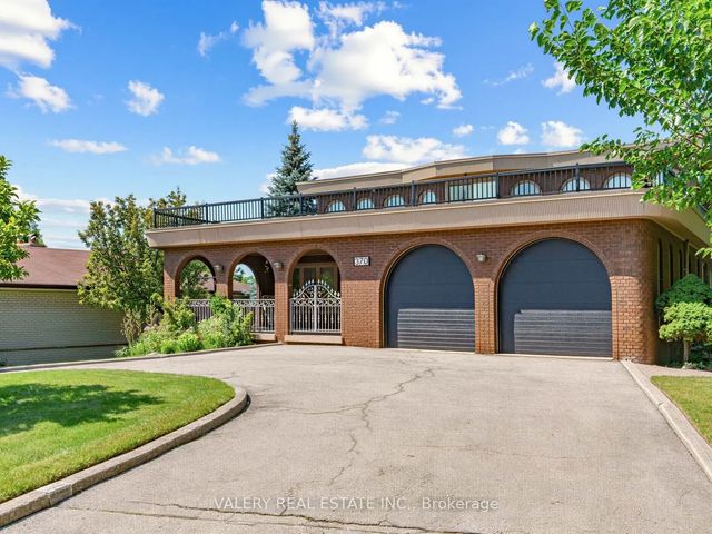 370 Maple Leaf Drive, Toronto W04