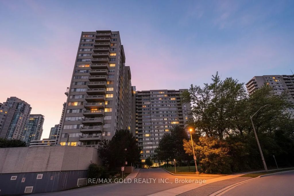 3590 Kaneff Crescent 1913, Mississauga