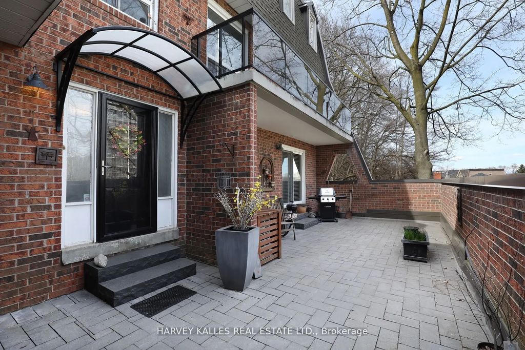 18 La Rose Avenue Th16, Toronto W09