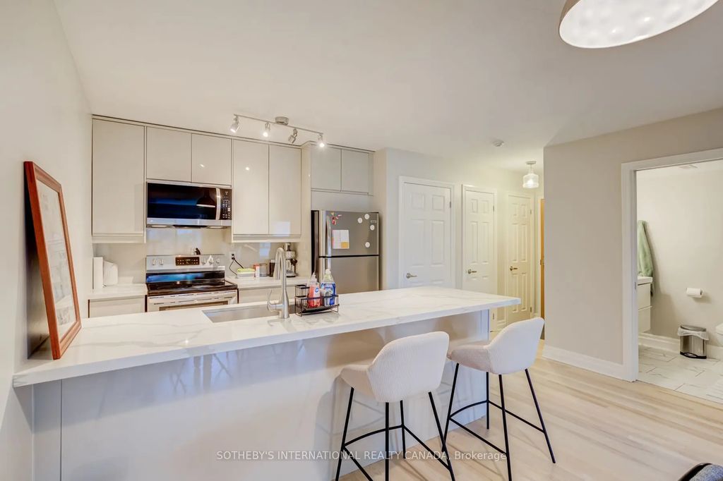 3069 Lakeshore Boulevard 301, Toronto W06