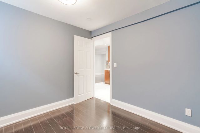 5674 Whitehorn Avenue E, Mississauga