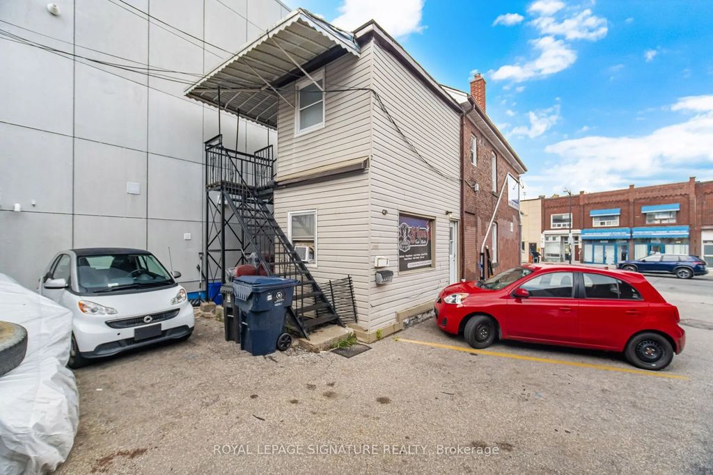 3331 Dundas Street W, Toronto W02