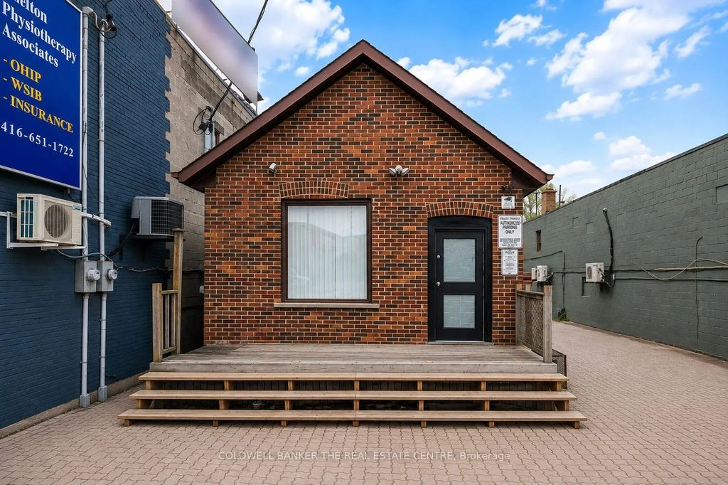 2236 Eglinton Avenue W, Toronto W04