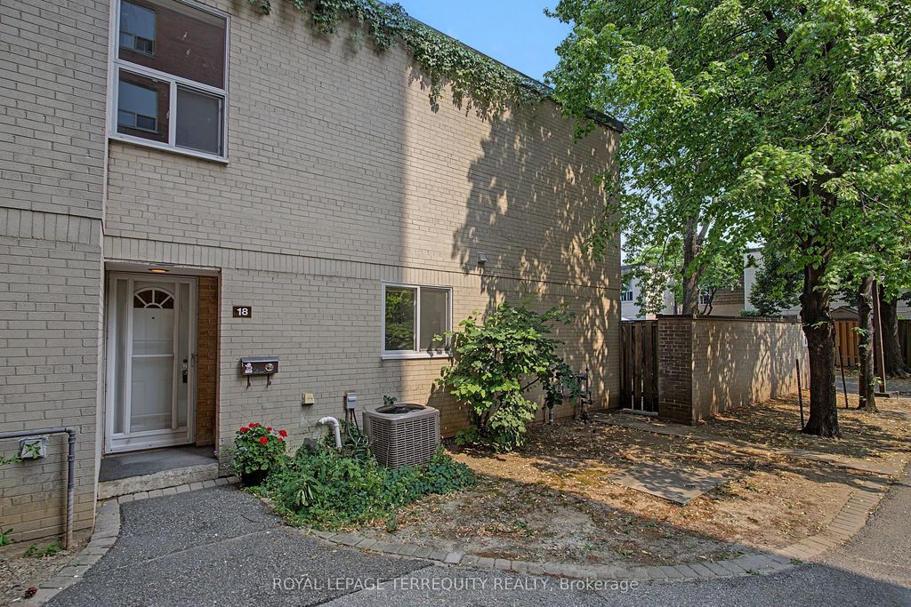 11 Four Winds Drive 18, Toronto W05