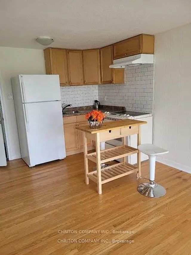 566 Chantenay Drive, Mississauga