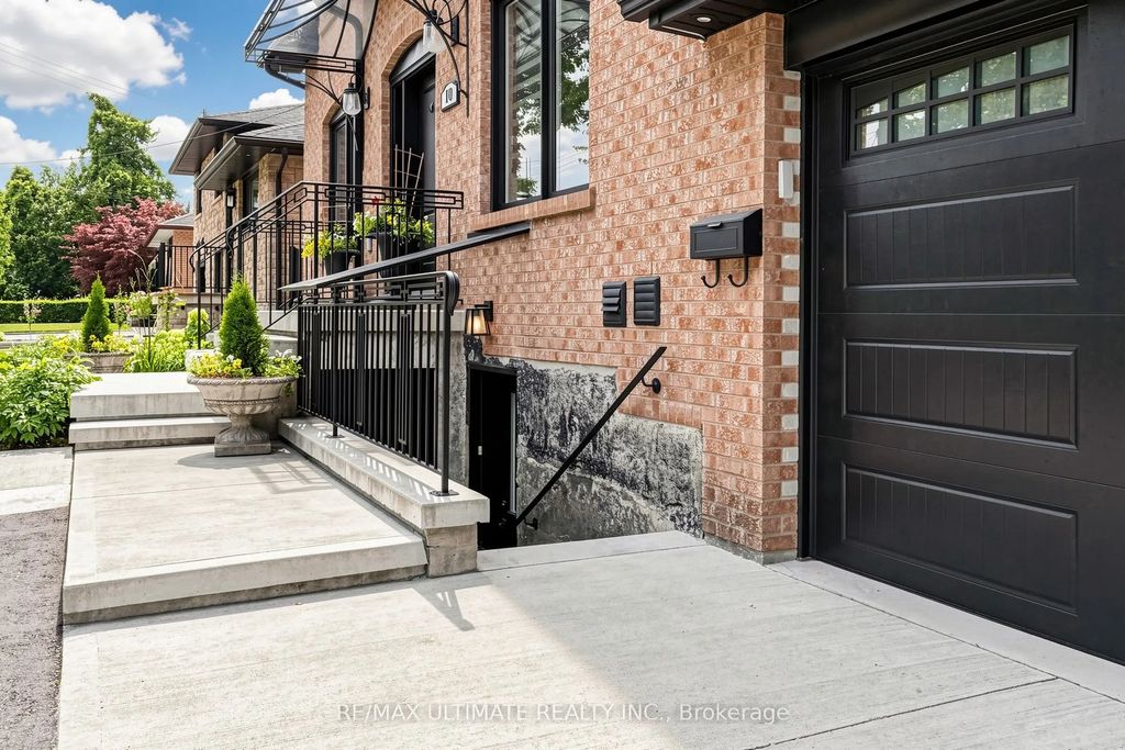 10 Warbeck Place Lower, Toronto W09