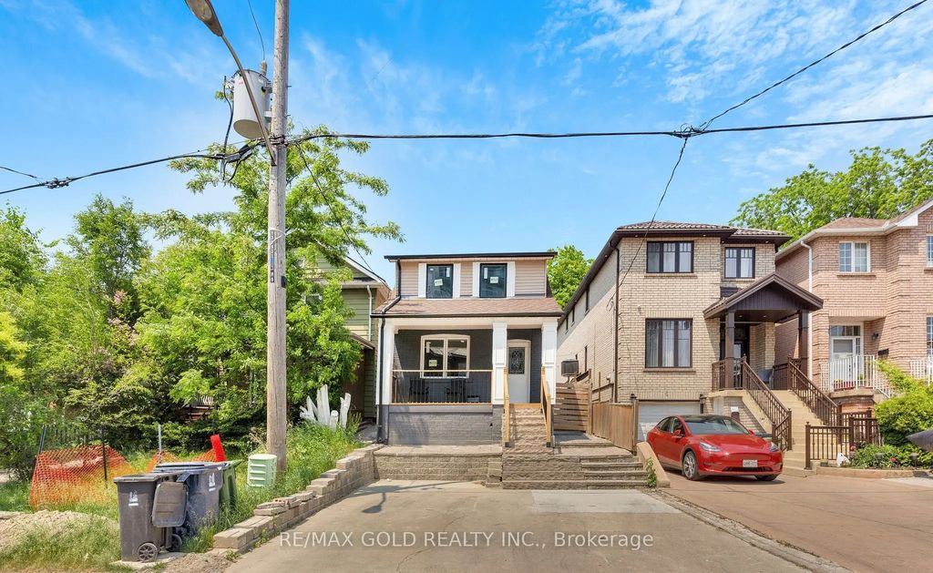 8 Fairglen Crescent, Toronto W04
