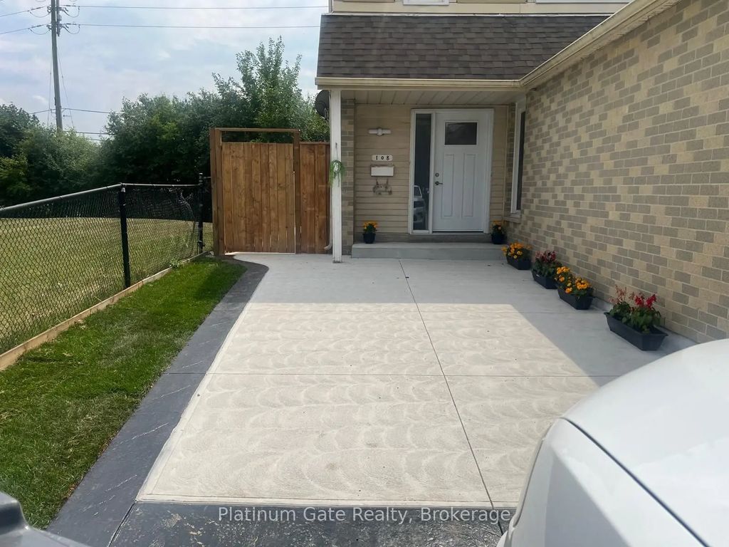 108 Courtleigh Square, Brampton