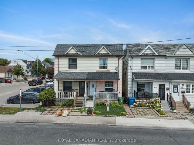2538 St Clair Avenue W, Toronto W03