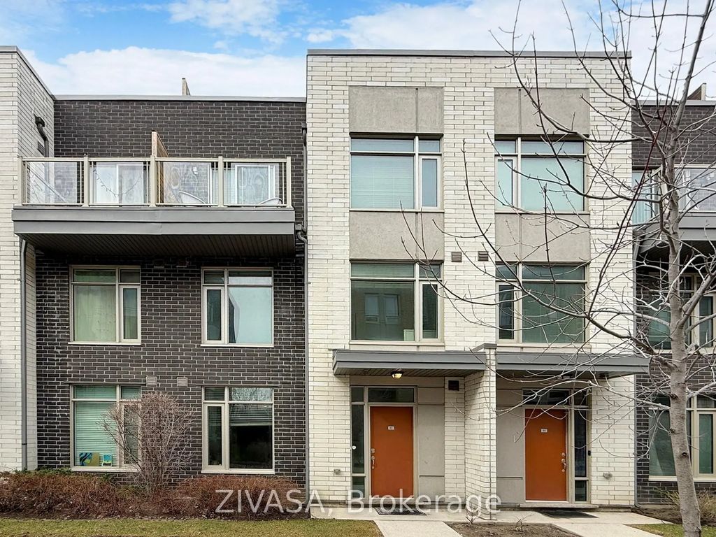15 Applewood Lane 92, Toronto W08