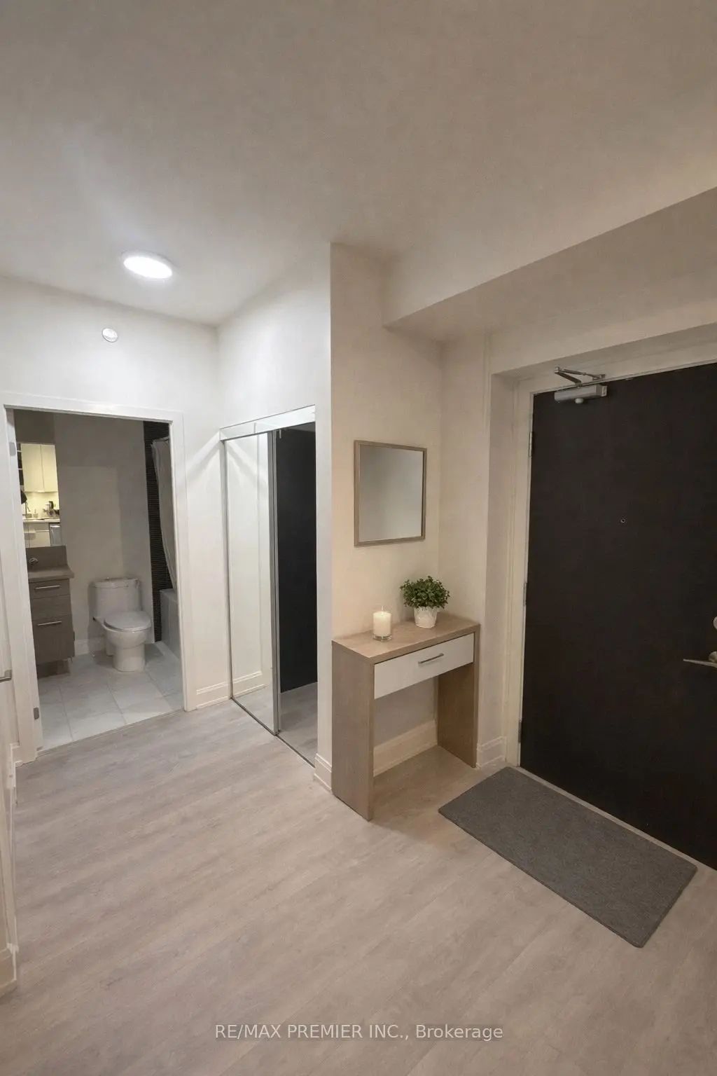33 Shore Breeze Drive 1006, Toronto W06