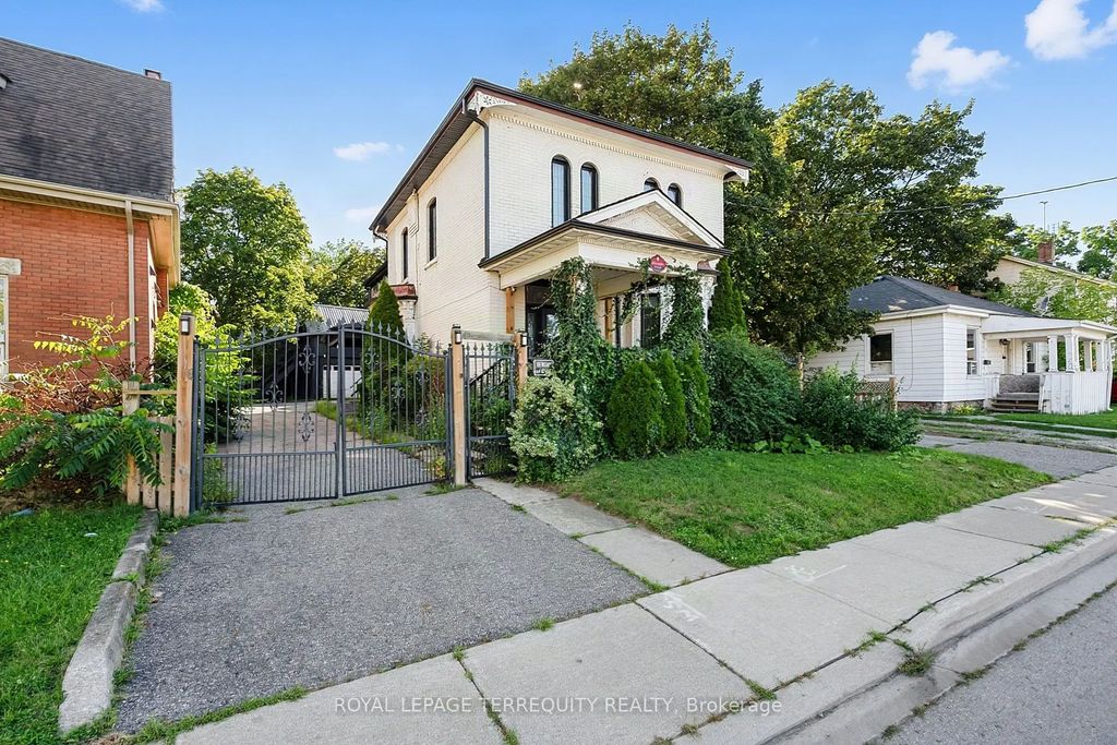 35 Elizabeth Street N, Brampton