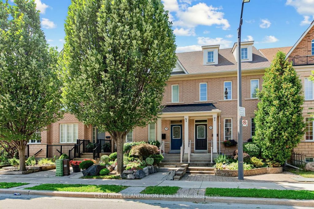 28 Herzberg Gardens, Toronto W05