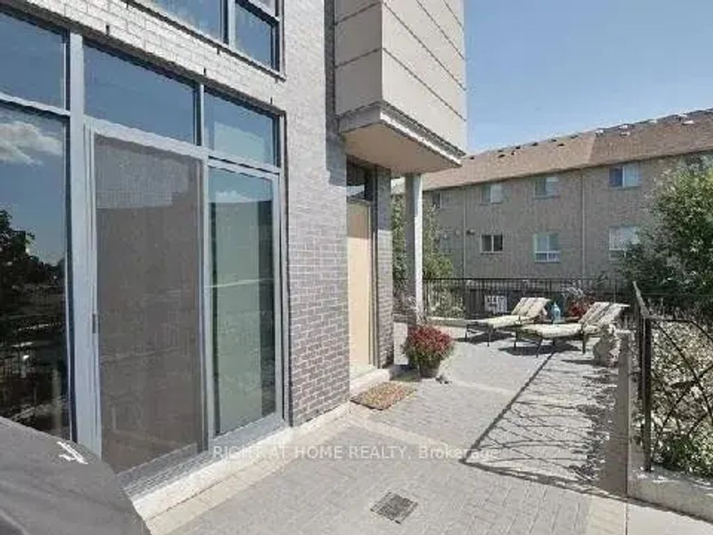1 Valhalla Inn Road 15, Toronto W08