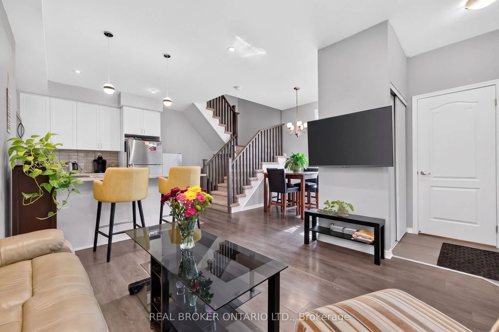 35 Applewood Lane 63, Toronto W08