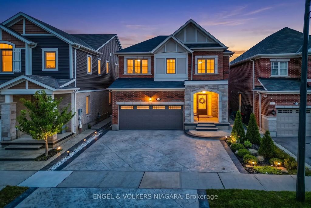 1221 Rose Way S, Milton