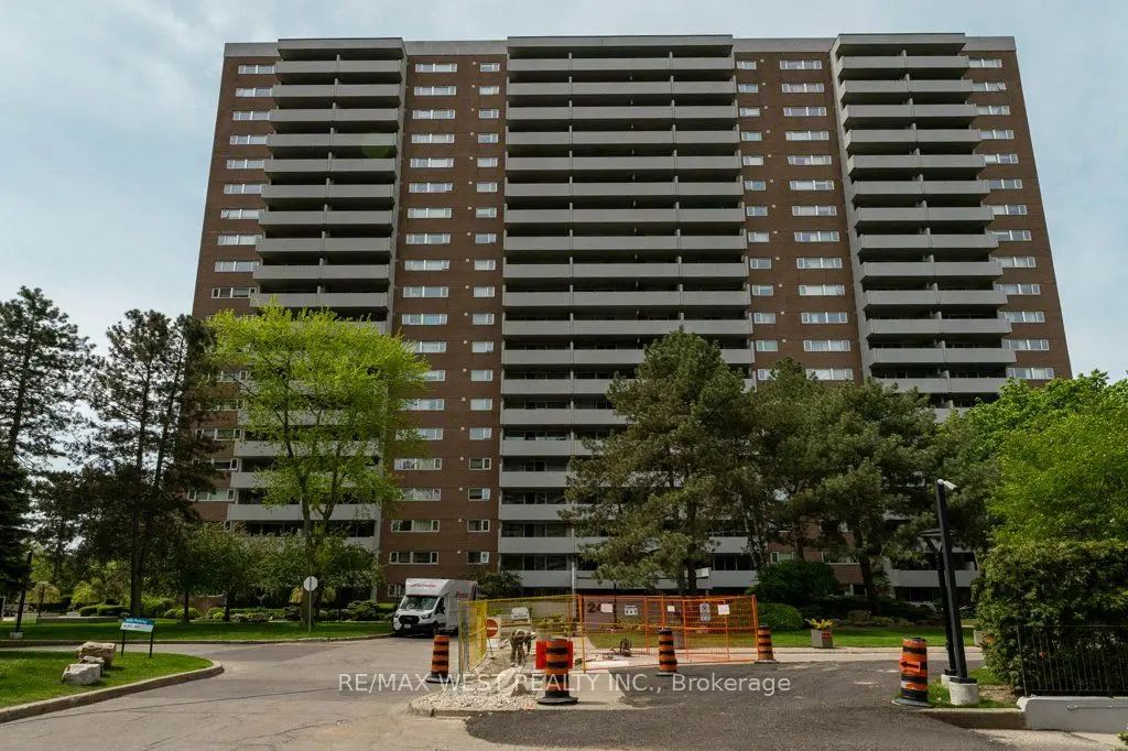 240 Scarlett Road 807, Toronto W03