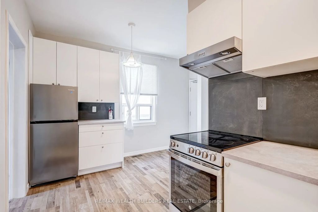 2443 Dundas Street W Upper Unit 2, Toronto W02