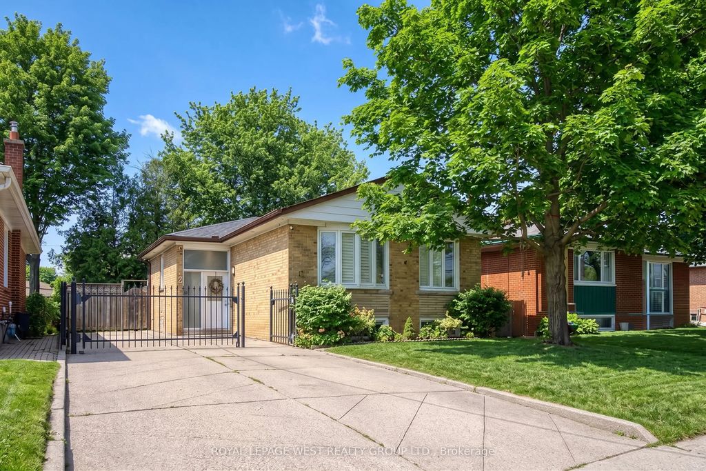 12 Leavenworth Crescent, Toronto W08
