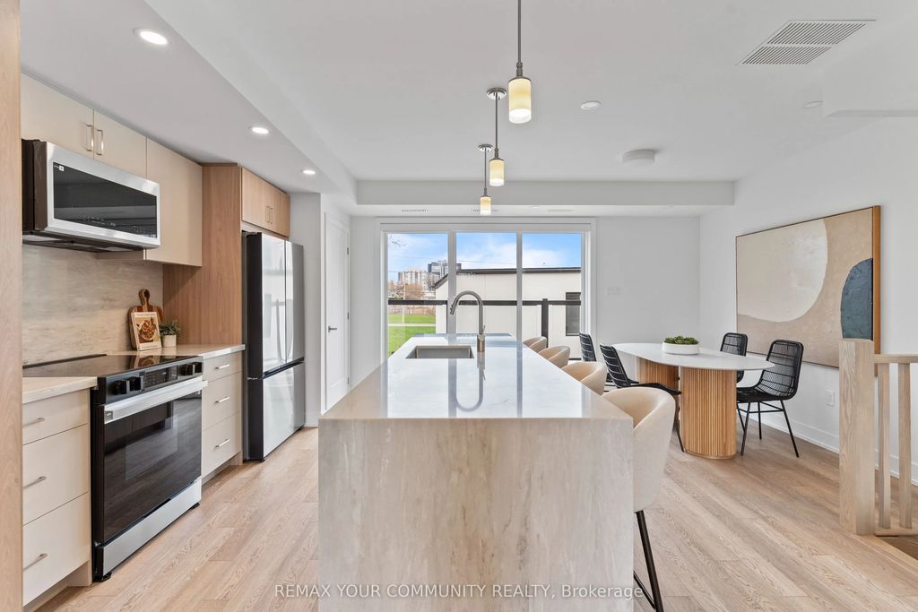 15 Acorn Avenue 3, Toronto W08