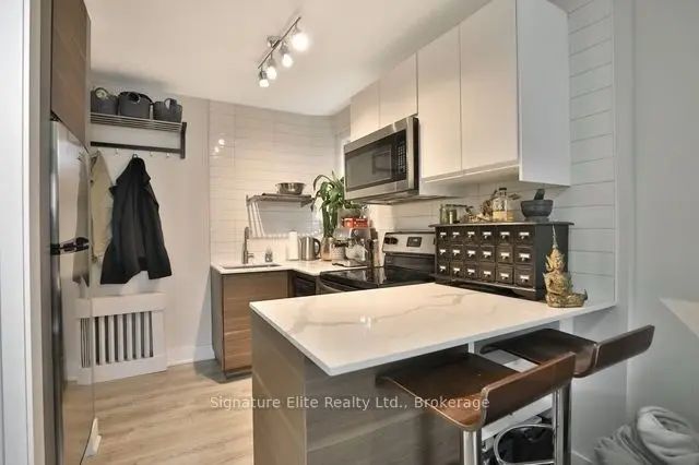 112 Alder Crescent 303, Toronto W06