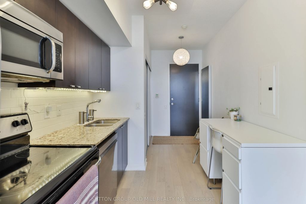 105 The Queensway N/a 2709, Toronto W01