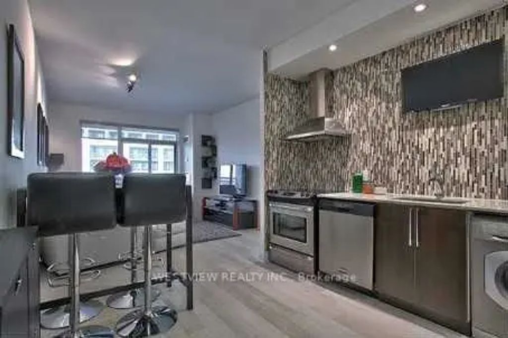 16 Brookers Lane 806, Toronto W06