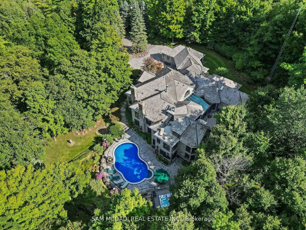 10140 Pineview Trail, Milton