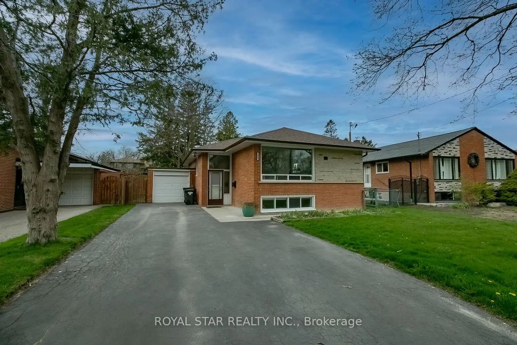114 Wincott Drive Upper, Toronto W09