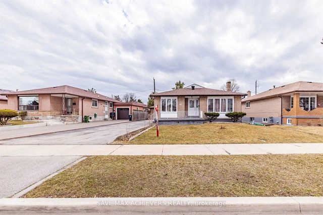 44 Strathavon Drive, Toronto W10