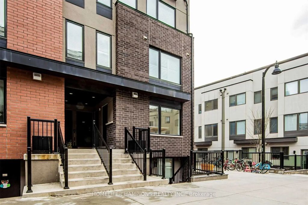 142 William Duncan Road 18, Toronto W05