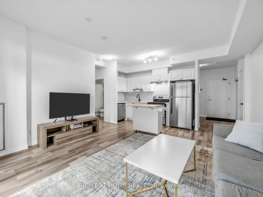 155 Legion Road N 208, Toronto W06