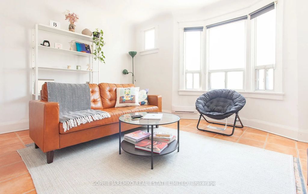 2102a Dundas Street W, Toronto W01