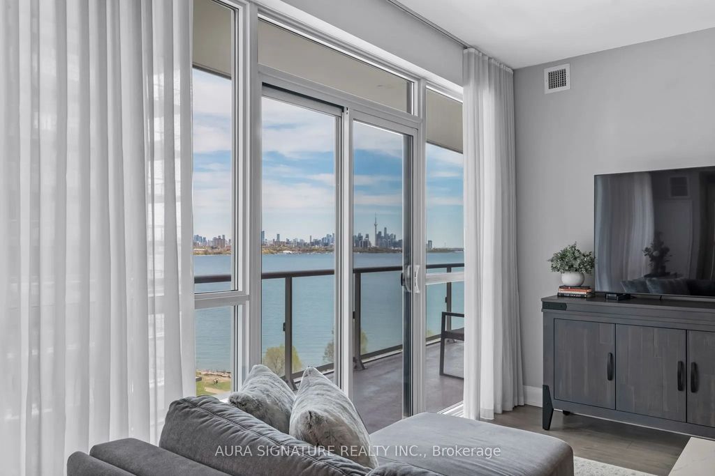 110 Marine Parade Drive 901, Toronto W06