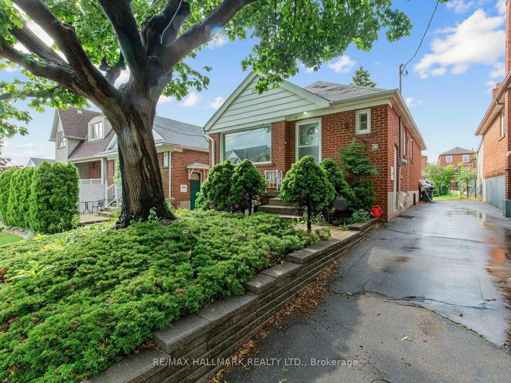38 Ypres Road, Toronto W03