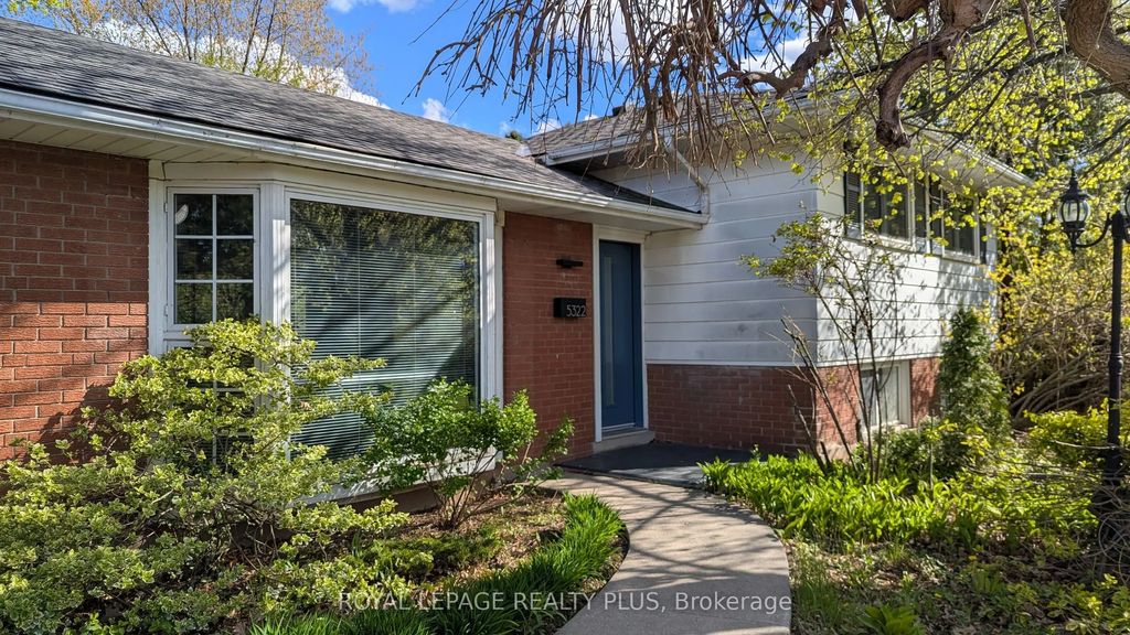 5322 Windermere Drive, Burlington