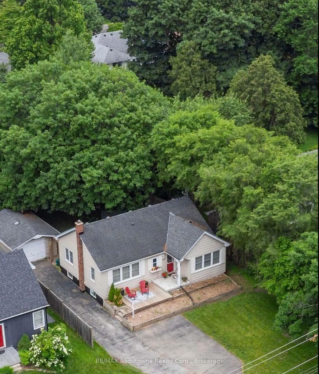 938 King Road, Burlington