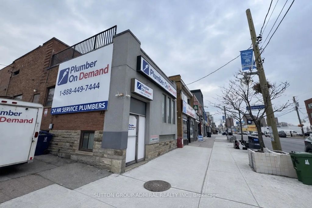 2000 Eglinton Avenue W, Toronto W04