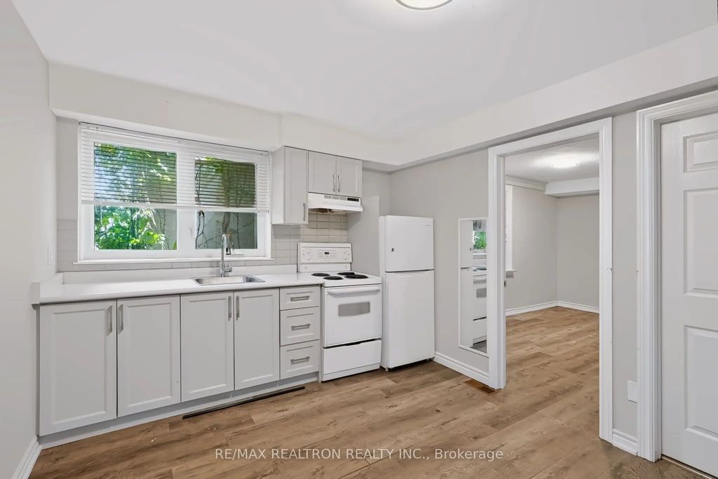 1576 Eglinton Avenue W 2, Toronto W04