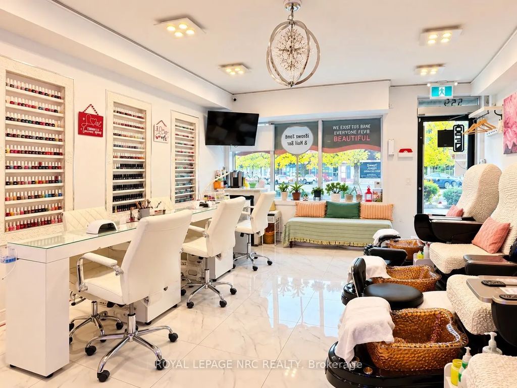 559 Lakeshore Road E, Mississauga